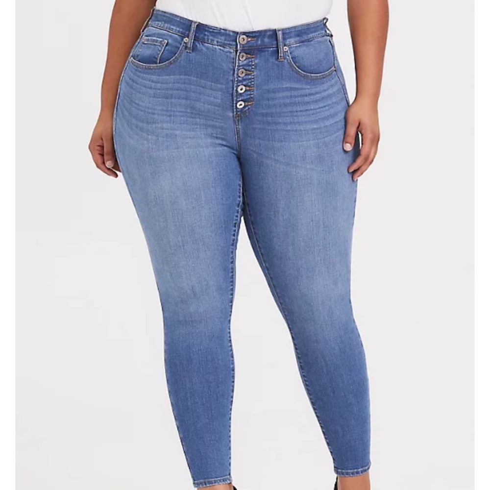 NEW TORRID SKY HIGH SKINNY JEAN - PREMIUM STRETCH LIGHT WASH WITH BUTTON FLY
